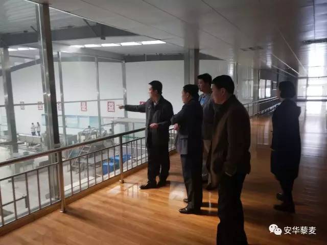 記藜糧液酒業(yè)創(chuàng)始團隊赴五糧液永不分梨酒業(yè)參觀學習
